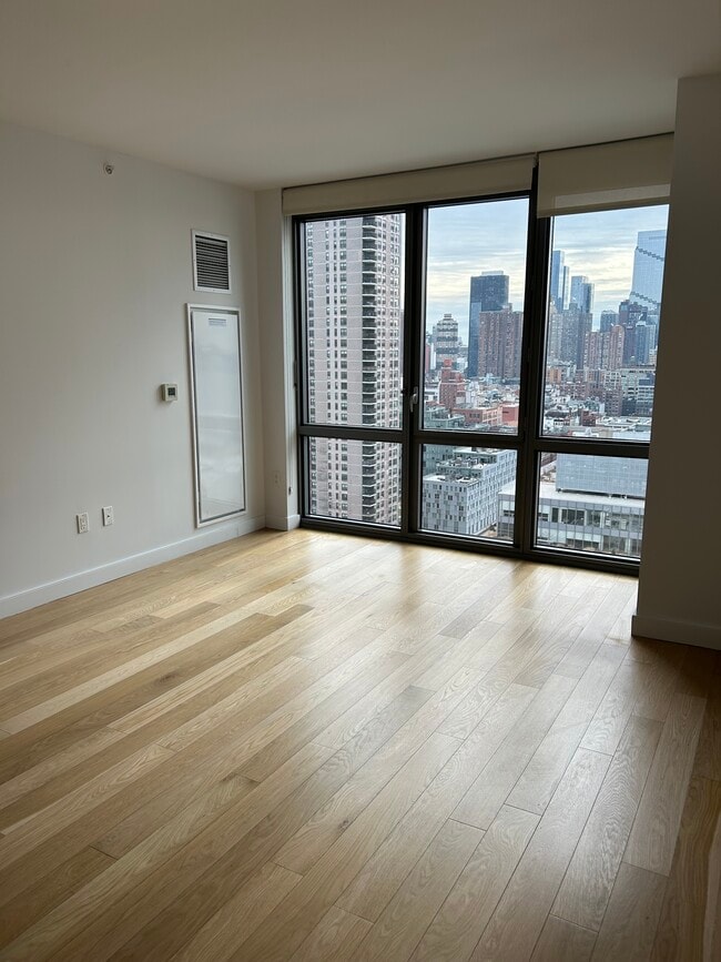 366 W 46th St Unit 4