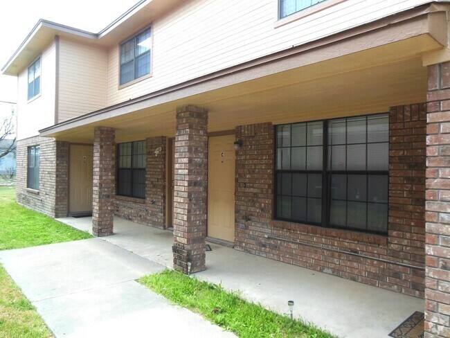 Building Photo - 904 Clairidge Ave Rental