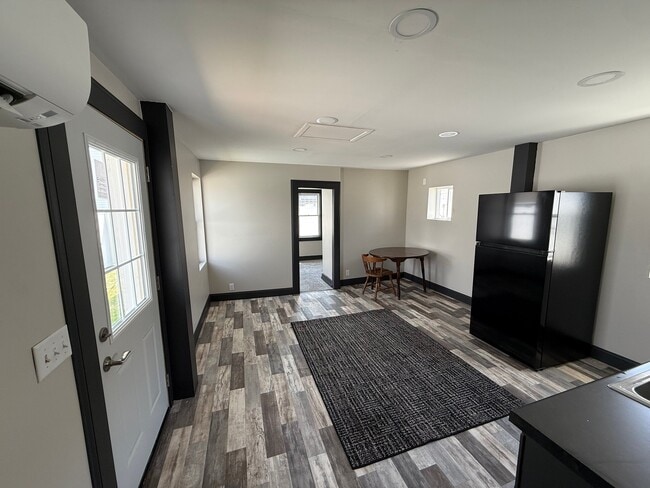 Photo - 710.5 W 8th St