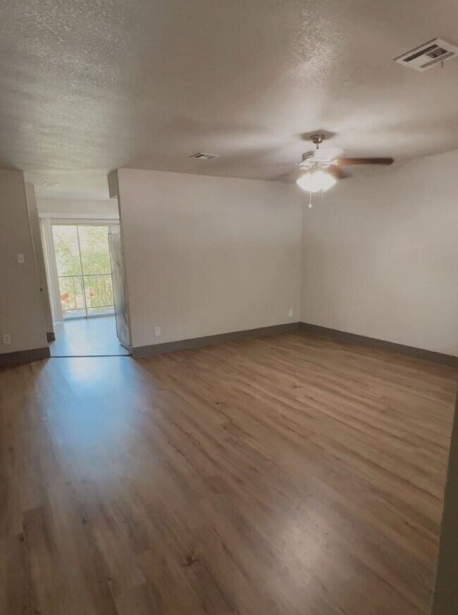 Photo - 204 W Mockingbird Ln Unidad C