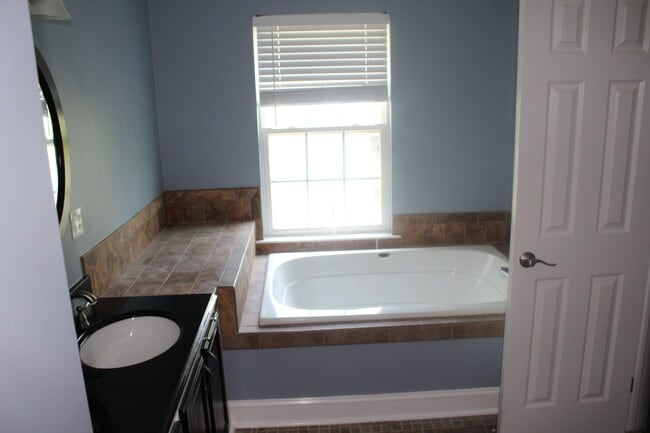 Photo - 102 Whistling Swan Ln