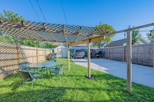 Photo - 118 Nassau Ave Unidad Upper Apartment