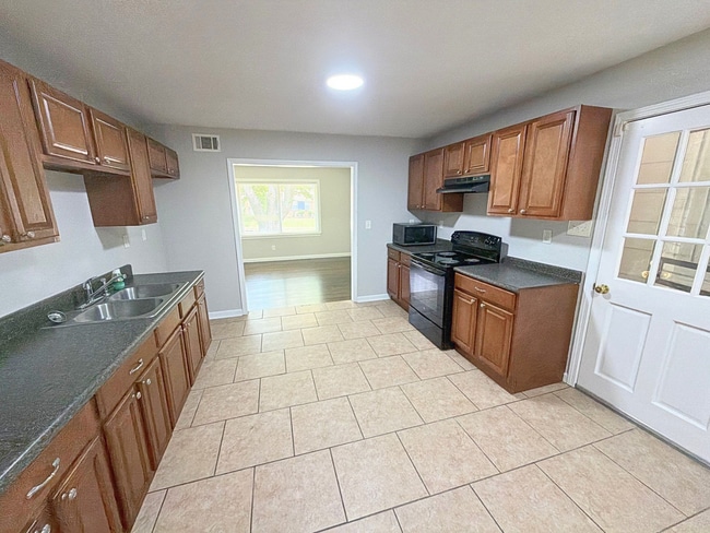 Photo - 3587 Hallbrook St