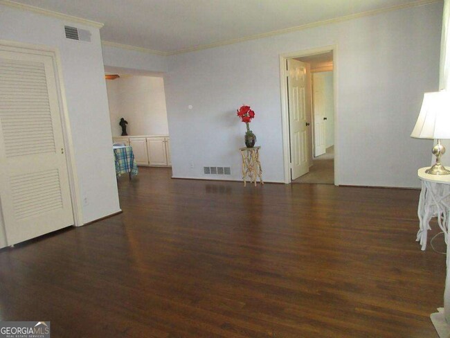 Photo - 3660 Peachtree Rd NE Unidad D2 Rental