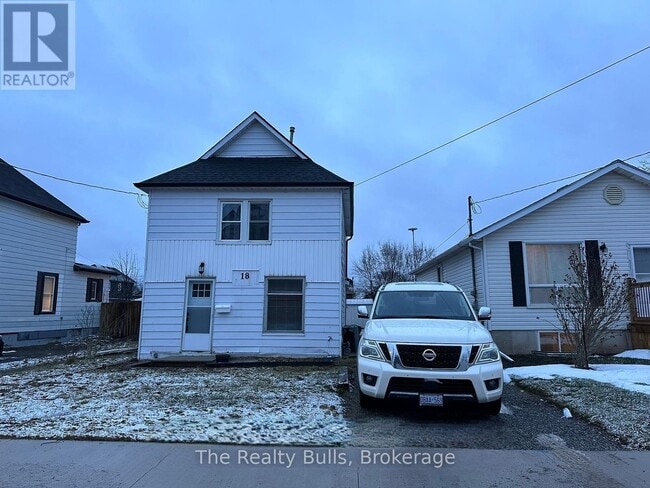 Photo - 18 Forks Rd E