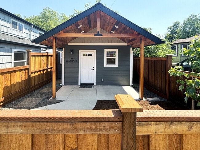 Building Photo - 2015 Washington Alley Rental