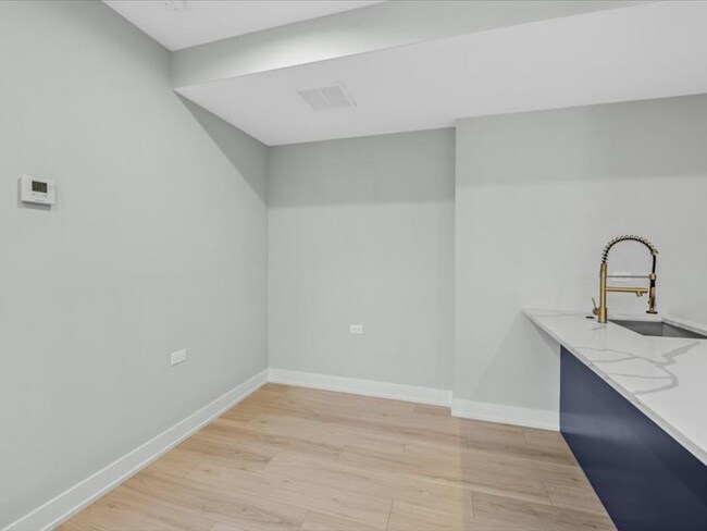 Photo - 2818 W Fletcher St Unit CH