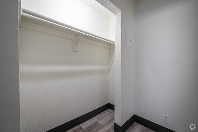 1BR, 1BA - 400SF- Closet