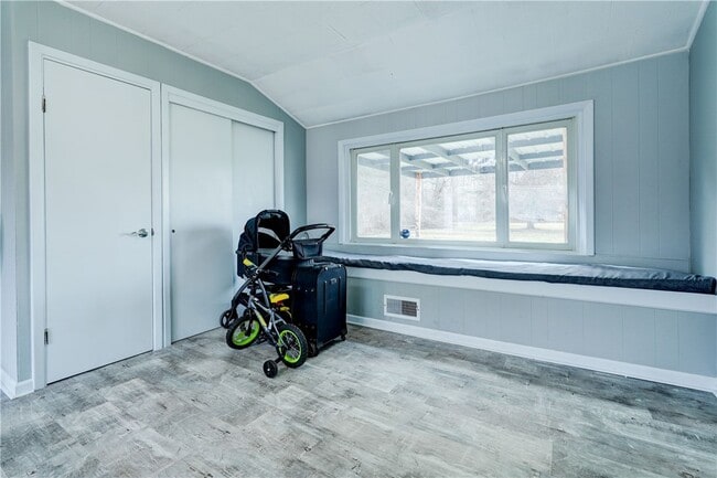 Photo - 889 Long Pond Rd