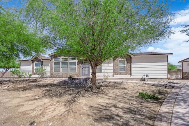 Building Photo - Single-Level Living with Giant Garage & Ba... Rental