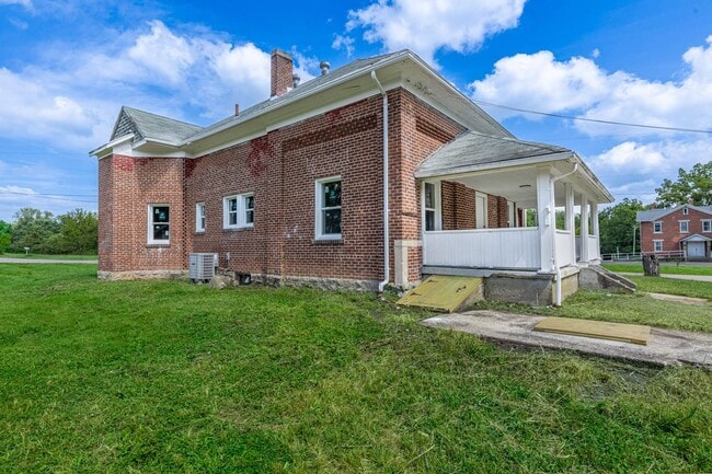 Photo - Welcome to this charming 3-bedroom, 1-bathroom brick house located in the vibrant city of Dayton,...