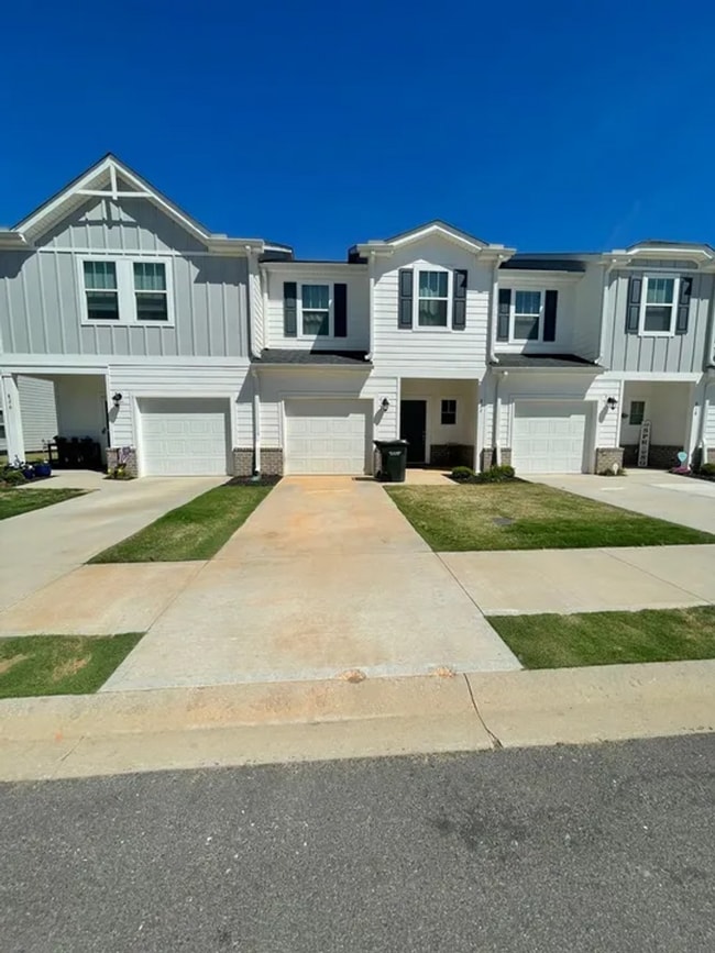 Building Photo - Thread Way Unit 822