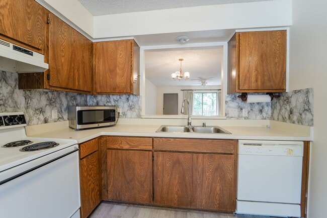 Building Photo - This darling 2 bedroom, 1.5 bath townhome is perfect for low maintenance, one level living! With ...