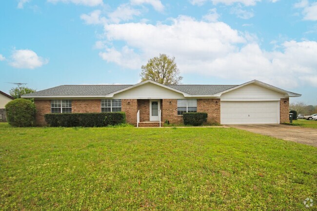 Building Photo - 3 bed, 2 bath brick home near West Florida...