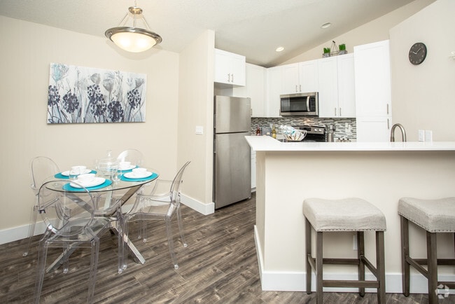 2BR, 2BA - 990 SF, Renovated Unit - The Crossing at Auburn Hills