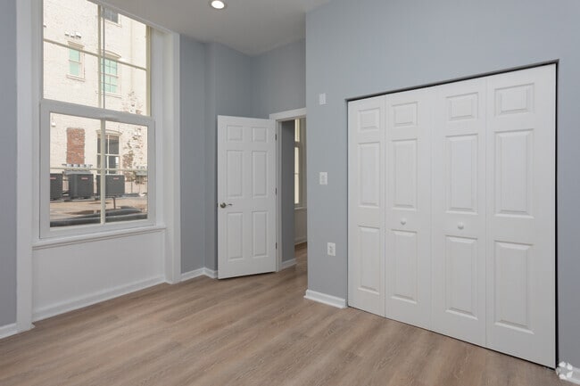 2BR, 2BA - 811 SF