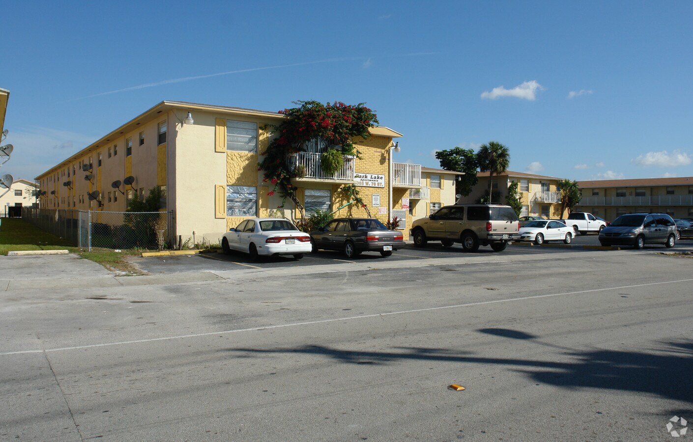 Park Lake Apartments - Park Lake Apartments