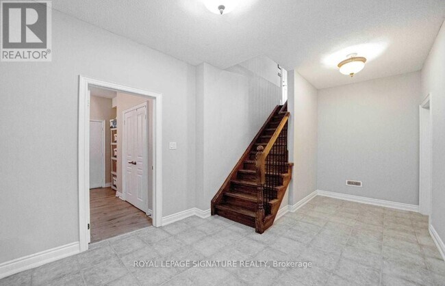 Photo - 975 Fredonia Dr