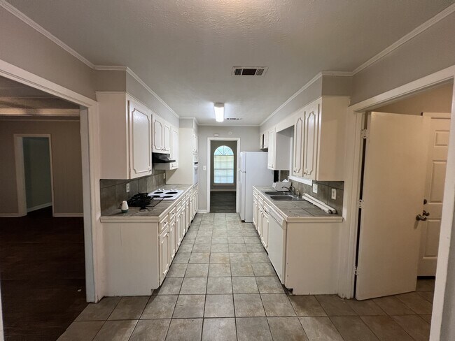 Photo - 2915 Longwood Dr