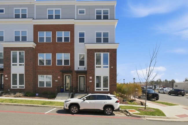 Building Photo - Stunning end-unit, 4-level luxury townhouse in the heart of Fairfax, offering refined finishes, e...