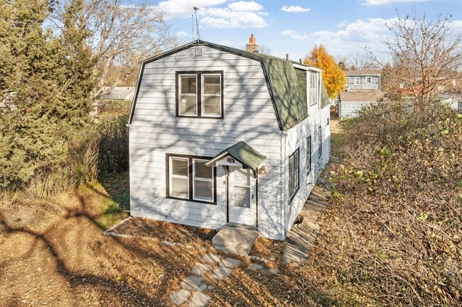 Building Photo - Updated 4-Bedroom 1.5-Bathroom Home in Minneapolis