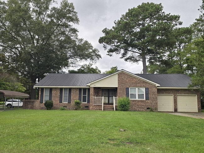 Building Photo - 401 Pecan St
