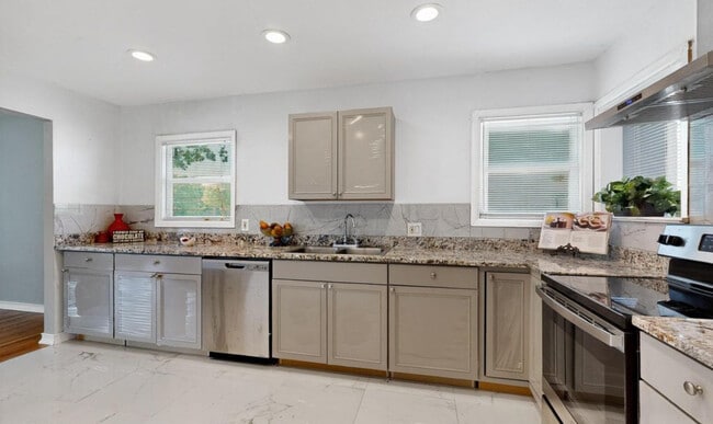 Photo - 1900 Hilltop Dr