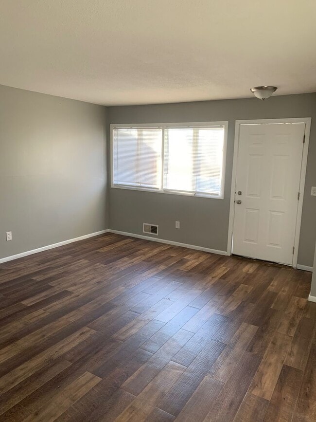 Building Photo - Wonderful 3 Bedroom 1 Bathroom Townhome in...