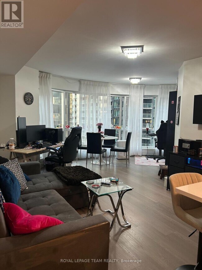Photo - 234 Rideau St Unit 704