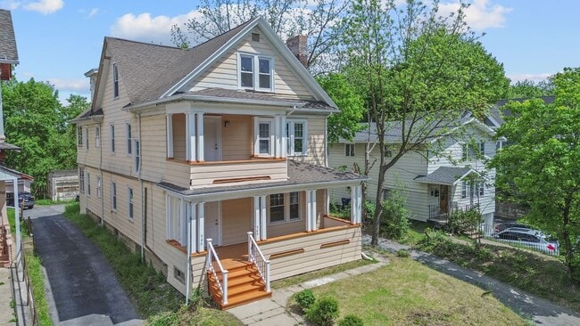 Building Photo - 944 Bellevue Ave