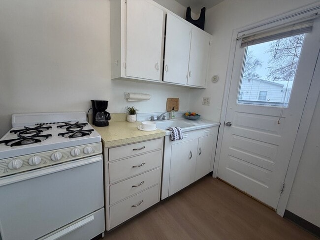 Photo - 1 bed, 1 bath for rent in quiet Waterloo neighborhood