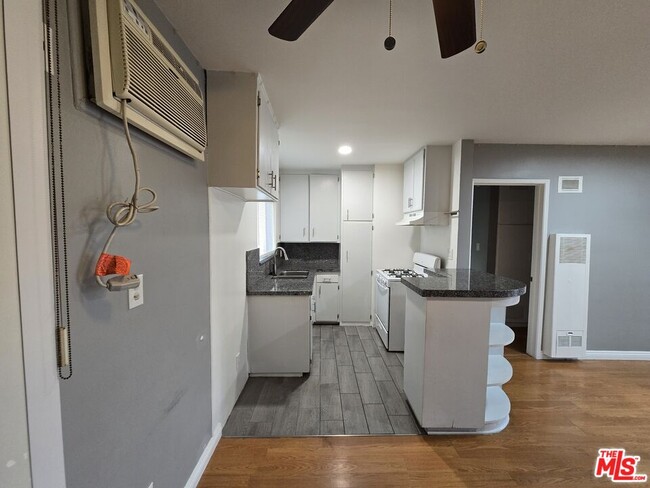 Photo - 7419 Woodley Ave Unit 1