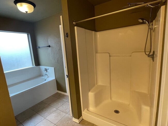 Photo - Comfortable 3/2 in Desired Neighborhood