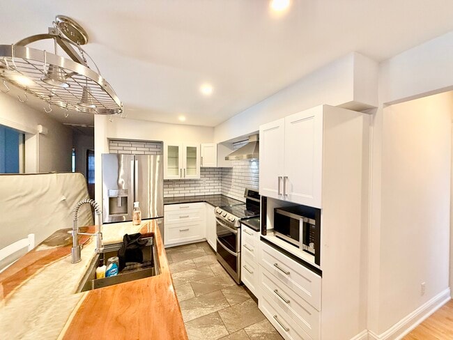 Building Photo - 1138 Crull Dr