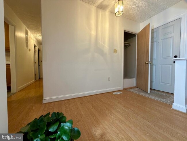 Building Photo - 905 W Poplar Rd