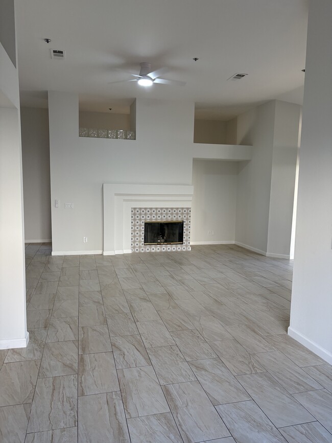 Huge great room with fireplace - 9765 Vista del Valle