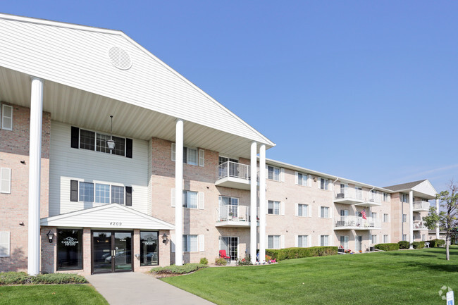 Building Photo - CARRIAGE GREEN Rental