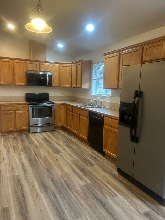 Photo - (870) College Street Duplex - 4 Bedroom / 2 Bathroom Unit 504