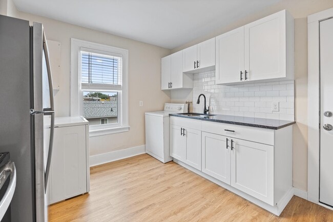 Building Photo - 1358 Pierre Ave Unit Upper