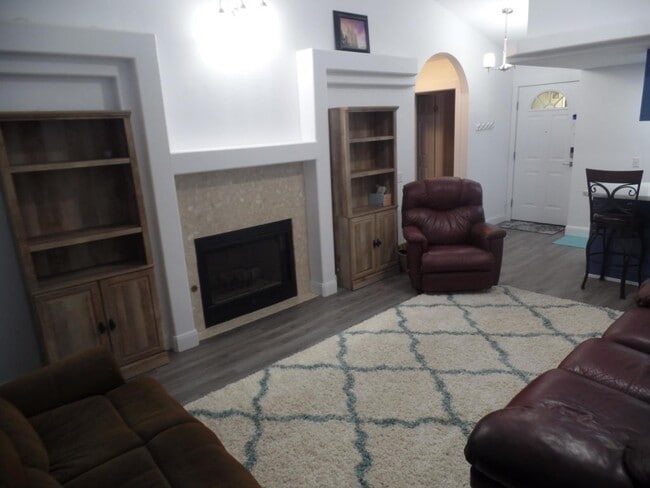 Photo - 3 bed - 2 bath Single Story Pet Friendly -...