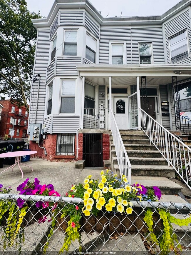 Building Photo - 33 Arlington Ave Unit B Rental