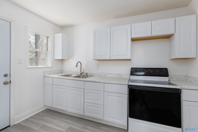 Photo - 214 Richmond Dr NW