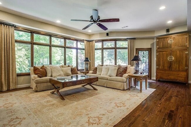 4825 Crooked Ln