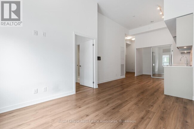 Photo - 405 Dundas St W Unit 114