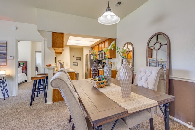 2BR, 2BA - 957SF - Dining Area