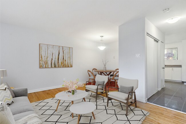 Photo - 1560 Bloor St