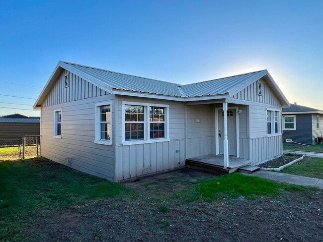 Building Photo - Cozy Contemporary Cottage – Charming 3-Bed...