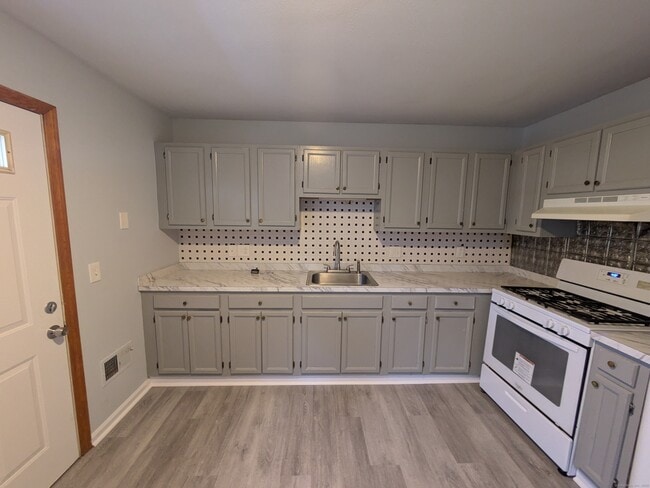 Building Photo - 998 Campbell Ave Unit 10 Rental