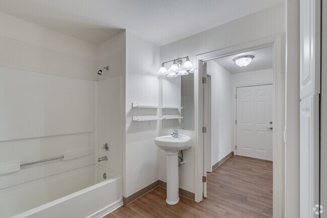 1BR, 1BA ADA - 740SF - Bathroom - Jefferson Place Apartments