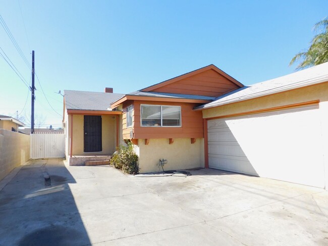 4 bedroom, 2 baths in Sylmar (Garage inclu... - 4 bedroom, 2 baths in Sylmar (Garage inclu... House